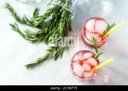 Erfrischende Sommergetränke Cocktails in Gläsern mit Eis. Hausgemachte Limonade. Speicherplatz kopieren Stockfoto
