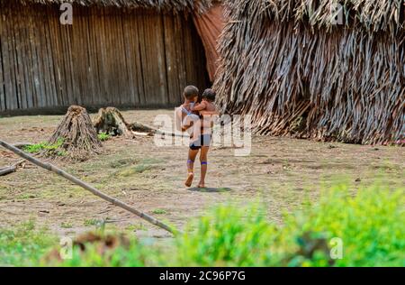 INDIOS YANOMAMI, MÄDCHEN MIT BABY, IRONAVI STAMM, BRAZO CASIQUIAIRE, AMAZONAS, VENEZUELA Stockfoto