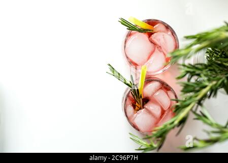 Erfrischende Sommergetränke Cocktails in Gläsern mit Eis. Hausgemachte Limonade. Speicherplatz kopieren Stockfoto