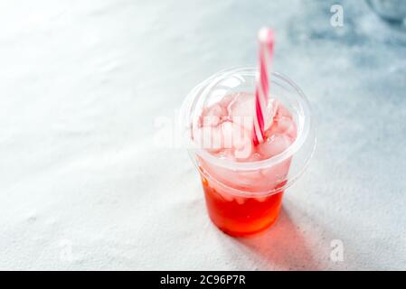 Erfrischende Sommergetränke Cocktails in Gläsern mit Eis. Hausgemachte Limonade. Speicherplatz kopieren Stockfoto