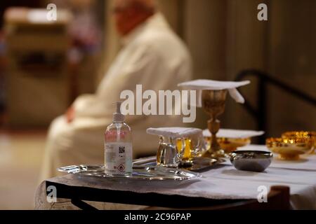 Basilika unserer Lieben Frau von Genf. Der Tisch der Eucharistie mit den liturgischen Gegenständen. Genf. Schweiz. Stockfoto