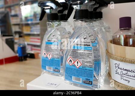 Coronavirus-Epidemie (COVID-19). Hydroalkoholisches Gel. Apotheke. Frankreich. Stockfoto