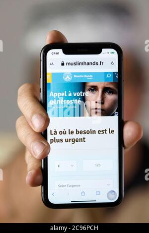 Nahaufnahme auf einem Smartphone. Aufruf zur Spende und Großzügigkeit. Islamische humanitäre Hilfe. Frankreich. Stockfoto