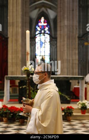 Himmelfahrtsmesse in der Kathedrale Notre dame, Evreux, Frankreich. Heilige Kommunion. Stockfoto