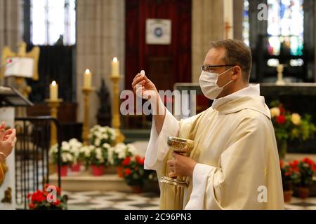 Himmelfahrtsmesse in der Kathedrale Notre dame, Evreux, Frankreich. Heilige Kommunion. Stockfoto