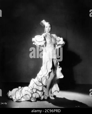 JESSIE MATTHEWS Portrait in EVERGREEN 1934 Regisseur VICTOR SAVILLE Costumes von Berlio Gaumont British Picture Corporation Stockfoto