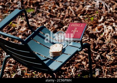 Brot, Glas Wasser und heilige Bibel während der Fastenzeit. Eine feierliche religiöse Observanz, die am Aschermittwoch beginnt und am Karsamstag endet. Frankreich. Stockfoto