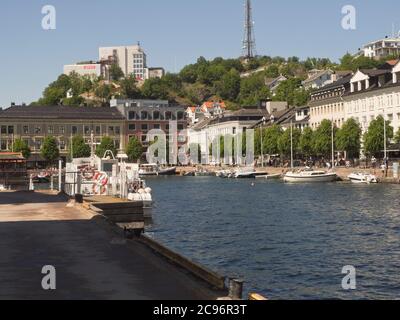 Der Hafen Pollen in Arendal Norwegen an einem sonnigen Sommertag, beliebt für Seefahrer Besucher mit Vergnügungsbooten und lokalen Fähren Stockfoto