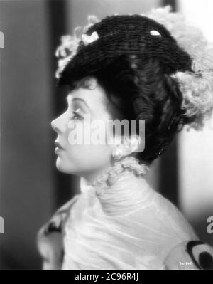 JESSIE MATTHEWS Portrait in EVERGREEN 1934 Regisseur VICTOR SAVILLE Costumes von Berlio Gaumont British Picture Corporation Stockfoto