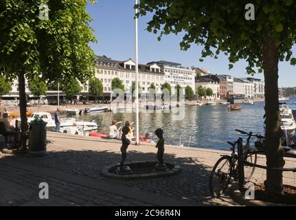 Der Hafen Pollen in Arendal Norwegen an einem sonnigen Sommertag, beliebt für Seefahrer Besucher mit Vergnügungsbooten und lokalen Fähren Stockfoto