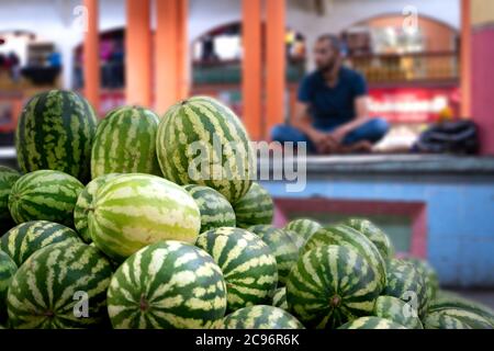 Der Blick auf viele Wassermelonen auf dem zentralen Basar Panjshanbe Bozor in Duschanbe in Tadschikistan Stockfoto