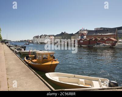 Der Hafen Pollen in Arendal Norwegen an einem sonnigen Sommertag, beliebt für Seefahrer Besucher mit Vergnügungsbooten und lokalen Fähren Stockfoto