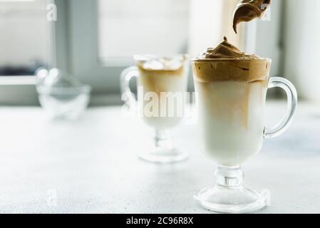 Dalgona Trend Coffee Korean Latte Drink mit Instant-Kaffee-Schaum. Kalte Mode trendy Getränk Stockfoto