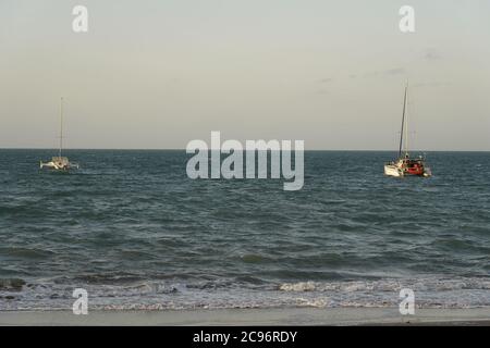 Zwei Katamarane liegen im Meer bei Hervey Bay, Australien Stockfoto