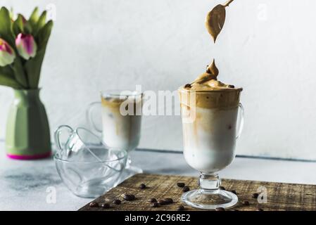Dalgona Trend Coffee Korean Latte Drink mit Instant-Kaffee-Schaum. Kalte Mode trendy Getränk Stockfoto