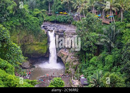 Der Tegenungan Wasserfall ist ein wunderschöner Wasserfall im Hochplateaugebiet und er ist einer der interessanten Orte von Bali, der Tegenungan Wasserfall in Bali, Inda Stockfoto