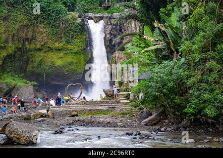 Der Tegenungan Wasserfall ist ein wunderschöner Wasserfall im Hochplateaugebiet und er ist einer der interessanten Orte von Bali, der Tegenungan Wasserfall in Bali, Inda Stockfoto