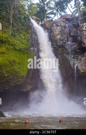 Der Tegenungan Wasserfall ist ein wunderschöner Wasserfall im Hochplateaugebiet und er ist einer der interessanten Orte von Bali, der Tegenungan Wasserfall in Bali, Inda Stockfoto