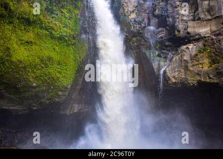 Der Tegenungan Wasserfall ist ein wunderschöner Wasserfall im Hochplateaugebiet und er ist einer der interessanten Orte von Bali, der Tegenungan Wasserfall in Bali, Inda Stockfoto