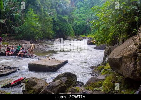 Der Tegenungan Wasserfall ist ein wunderschöner Wasserfall im Hochplateaugebiet und er ist einer der interessanten Orte von Bali, der Tegenungan Wasserfall in Bali, Inda Stockfoto