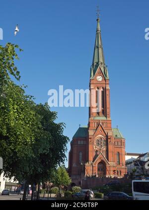 Trinity Church in Arendal Norwegen, rotes Backsteingebäude im neogotischen Stil im Zentrum der Stadt. Stockfoto