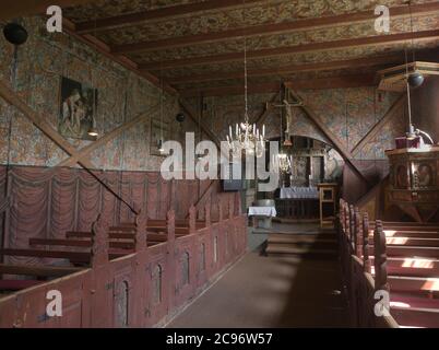 Røldal Stabkirche dec in einem Tal im Westen Norwegens aus dem Jahr 1250, reich verzierte Renaissance-Interieur mit Kruzifix Stockfoto