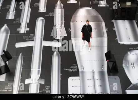 Ein Mitarbeiter des Imperial war Museum steht auf einem Teil der Oberfläche von Ai Weiweis 'Geschichte der Bomben' während einer Fotoausstellung für das neue Werk des chinesischen Künstlers, die im Imperial war Museum in London zu sehen ist. Das Kunstwerk zeigt 50 maßstabsgemaßte Bomben vom Ersten Weltkrieg bis in die Gegenwart und deckt die Böden und Wände des IWM-Atriums auf einer Fläche von über 1,000 Quadratmetern ab. Stockfoto