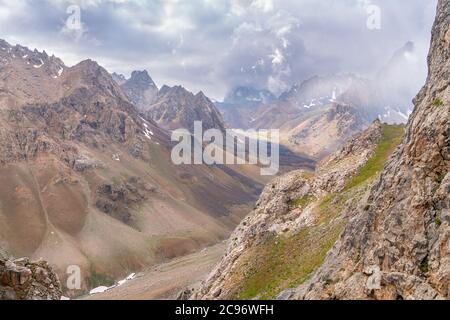 Die schöne Aussicht auf blauen Himmel und Schnee Berggipfel in der Nähe von Zmeya Gipfel in Fann Berge in Tadschikistan Stockfoto