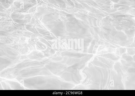 Nahaufnahme der entsättigte transparente klare ruhige Wasseroberfläche Textur mit Spritzern und Blasen. Trendy abstrakt Natur Hintergrund. Stockfoto