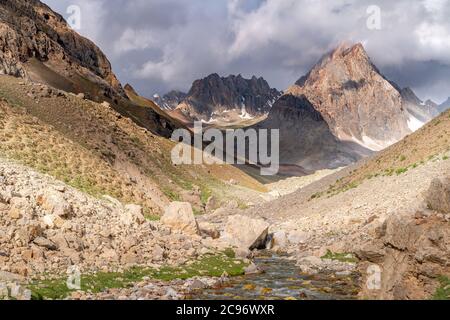 Die schöne Aussicht auf blauen Himmel und Schnee Berggipfel in der Nähe von Zmeya Gipfel in Fann Berge in Tadschikistan Stockfoto