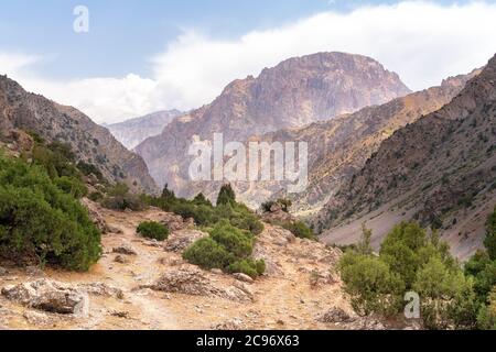 Die schöne Aussicht auf blauen Himmel und Schnee Berggipfel in der Nähe von Kaltsit Gipfel in Fann Berge in Tadschikistan Stockfoto