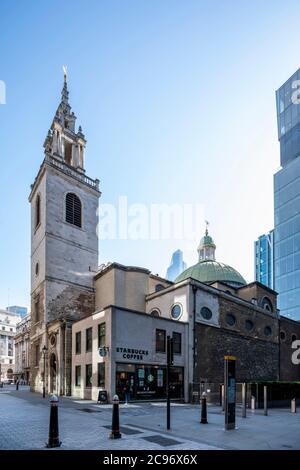 Schräge Ansicht von Süd- und Westhöhen, Blick nach Nordosten bis 22 Bishopsgate, aufgenommen während Covid 19 Lockdown. Christopher Wren Kirchen - St. Stephe Stockfoto