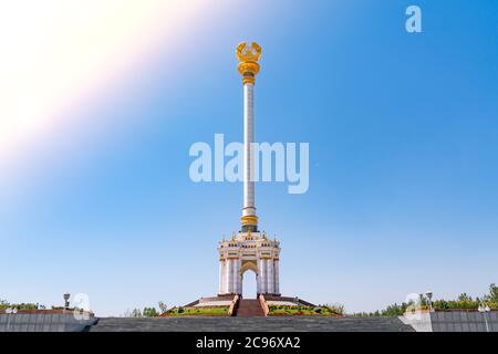 Das Unabhängigkeitsdenkmal im Rudaki Park in der tadschikischen Hauptstadt Duschanbe Stockfoto