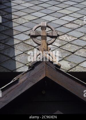 Røldal Stabkirche dec in einem Tal im Westen Norwegens aus ca. 1250, Detail der Fassade Zierkreuz und Schiefer Dach Stockfoto