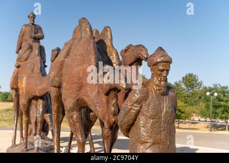 Die alte Bronzestatue der Kamele Karawane in Usbekistan, Samarkand Stockfoto