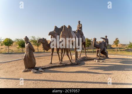 Die alte Bronzestatue der Kamele Karawane in Usbekistan, Samarkand Stockfoto