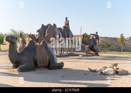 Die alte Bronzestatue der Kamele Karawane in Usbekistan, Samarkand Stockfoto