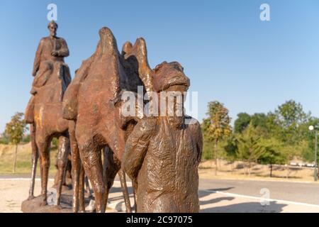 Die alte Bronzestatue der Kamele Karawane in Usbekistan, Samarkand Stockfoto