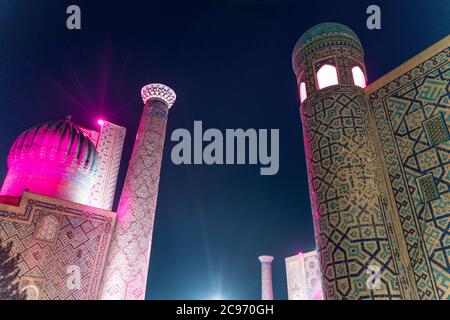 Die Tillya Kori Madrasah und Ulugbek Madrasasi und Sherdor Madrasa auf dem Registon-Platz in Samarkand, Usbekistan Stockfoto