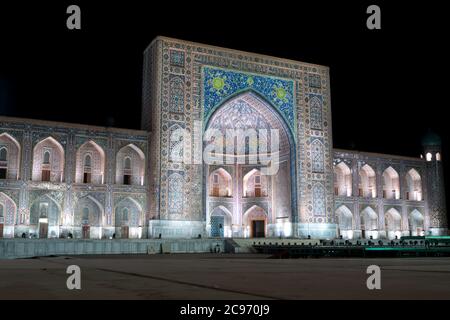 Die Tillya Kori Madrasah und Ulugbek Madrasasi und Sherdor Madrasa auf dem Registon-Platz in Samarkand, Usbekistan Stockfoto