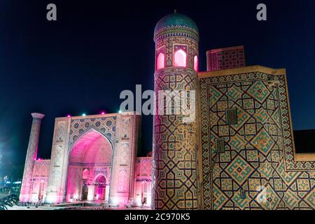 Die Tillya Kori Madrasah und Ulugbek Madrasasi und Sherdor Madrasa auf dem Registon-Platz in Samarkand, Usbekistan Stockfoto