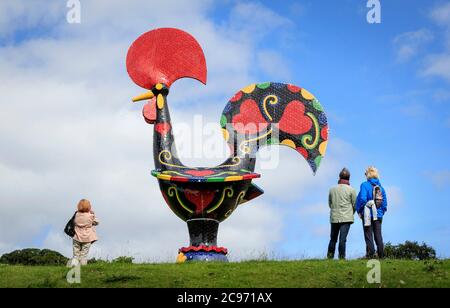 Die Besucher betrachten ein Werk mit dem Titel "Pop Galo" der Künstlerin Joana Vasconcelos als den Yorkshire Sculpture Park in Wakefield, Yorkshire, der heute wieder eröffnet wird, nachdem er seit Beginn der Coronavirus-Sperre geschlossen wurde. Stockfoto