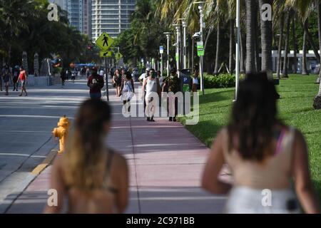 MIAMI BEACH, FL - JULI 28: Blick auf Miami Beach als Miami Dade County ist eine tägliche 8 Uhr bis 6 Uhr morgens Ausgangssperre, sowie Florida Berichterstattung mehr als 9,243 neue COVID-19 Fälle Dienstag und 191 Todesfälle am 28. Juli 2020 in Miami Beach, Florida. Quelle: Mpi04/mediaPunch Stockfoto