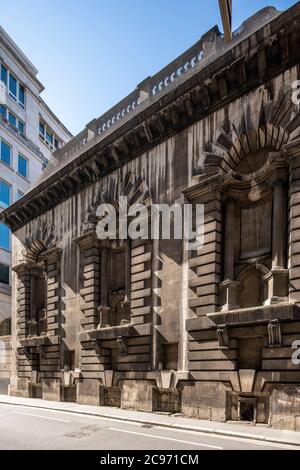 Schräge Ansicht auf Lombard Street von Norden Höhe, Blick nach Südosten, zeigt leere Nischen von diagonalen Säulen eingerahmt. Christopher Wren Kirchen - St. Stockfoto