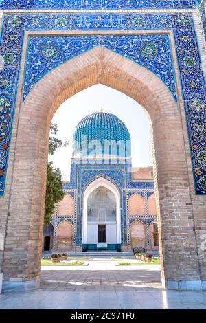 Das Haupteingangstor des alten usbekischen Grabes - Amir Temur maqbarasi, Go‘ri Amir in Usbekistan. Stockfoto