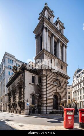 Schräge Ansicht von Lombard Street von West-Höhe, Blick nach Südosten mit zwei Türmen, Uhr auf West-Höhe. Christopher Wren Kirchen - St. Mary Stockfoto