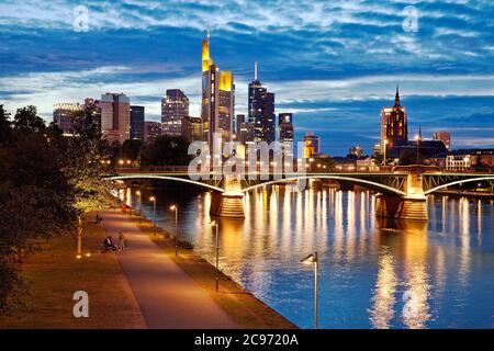 Stadtbild am Abend mit dem Main und Finanzviertel, Deutschland, Hessen, Frankfurt am Main Stockfoto