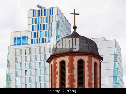 Liebfrauenkirche vor dem Hotel Jumeirah, Kontrast der Architektur, Deutschland, Hessen, Frankfurt am Main Stockfoto