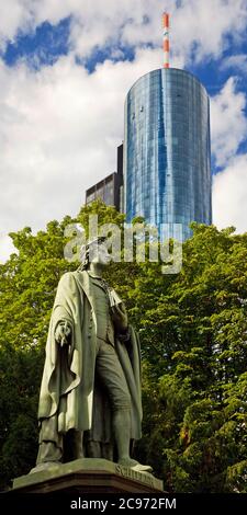 Schiller-Denkmal im Park der Taunusanlage mit Main Tower im Hintergrund, Deutschland, Hessen, Frankfurt am Main Stockfoto