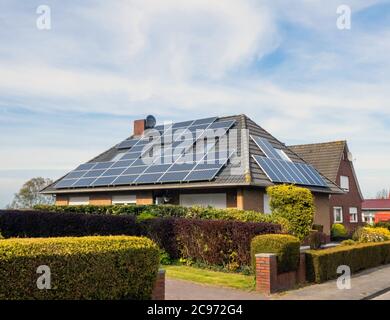 Sonnenkollektoren auf Haus, Deutschland, Niedersachsen, Ostfriesland Stockfoto